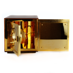 Sacrário em Madeira com Porta Trabalhada em Dourado com Custódia/Ostensório Incorporado